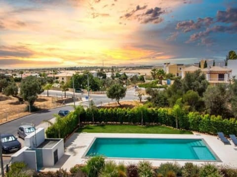 Property building, Neighbourhood, Pool view