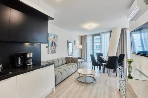 TV and multimedia, Coffee/tea facilities, Kitchen or kitchenette, Seating area, Dining area