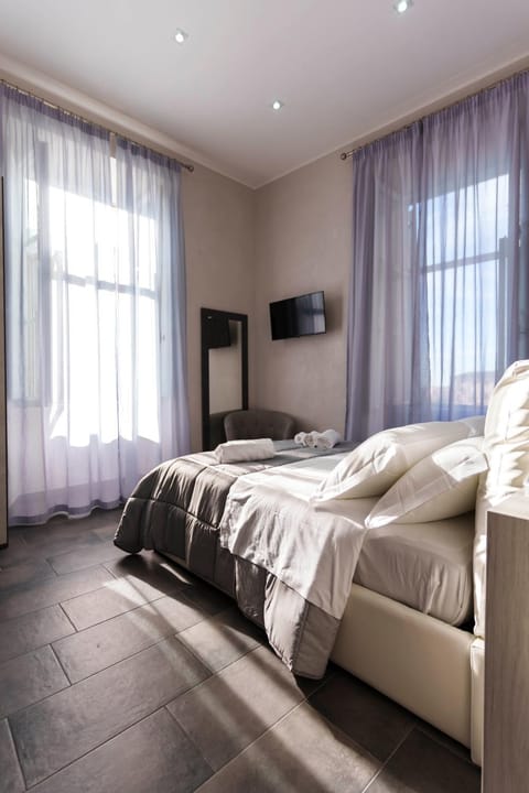 Bed, TV and multimedia, towels
