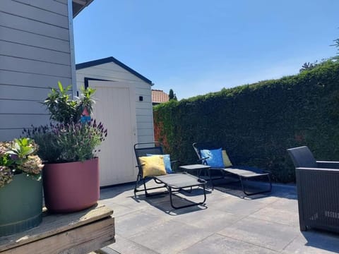 Stelle Maris, Nice place in Heinkenszand, 2 bedrooms, outdoor swimming pool, WIFI smart TV and privacy Chalet in Zeeland, Netherlands