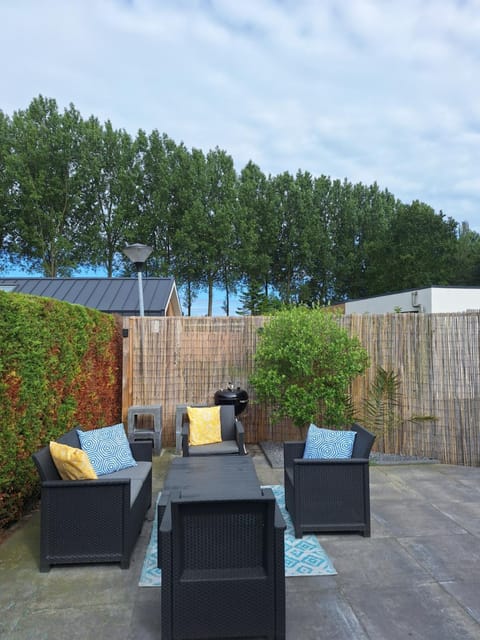 Stelle Maris, Nice place in Heinkenszand, 2 bedrooms, outdoor swimming pool, WIFI smart TV and privacy Chalet in Zeeland, Netherlands