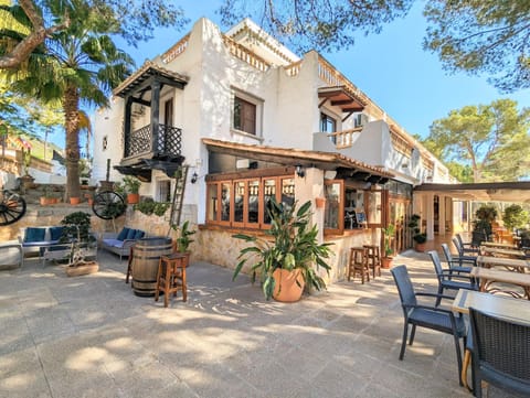 Property building, Patio, Day, Lounge or bar, Breakfast