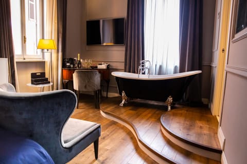 Bedroom, City view, Bath