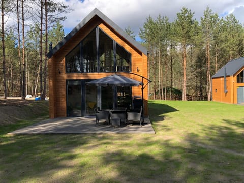 Property building, Patio, Facade/entrance, Spring, Day, Natural landscape, Garden, View (from property/room), Balcony/Terrace, Garden view, Area and facilities, Parking, flat iron, locker