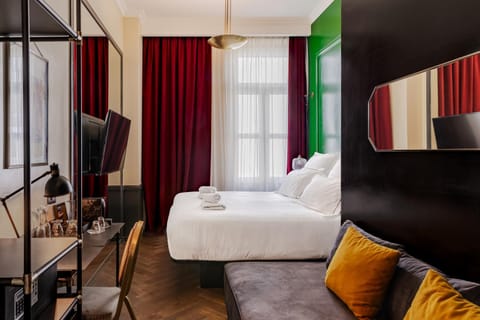 Bed, TV and multimedia, Photo of the whole room, Seating area, Bedroom
