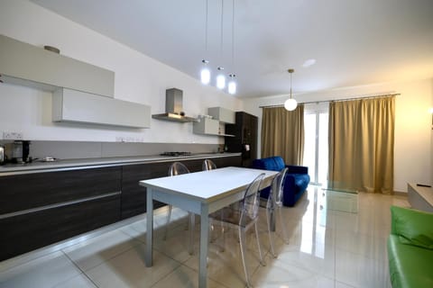Kitchen or kitchenette, Living room, Seating area, Dining area, oven, stove