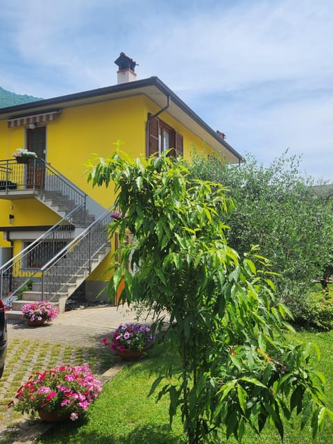 Appartamento L'ulivo 5 chilometri da Varenna vista lago in via privata Apartment in Lierna