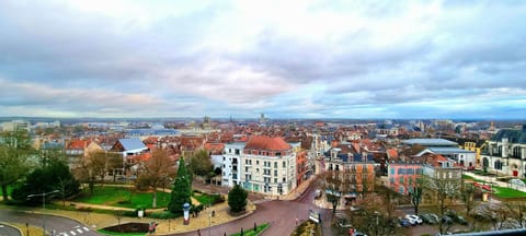 Property building, Nearby landmark, Neighbourhood, City view