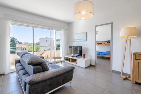 TV and multimedia, Living room, Seating area, Evening entertainment