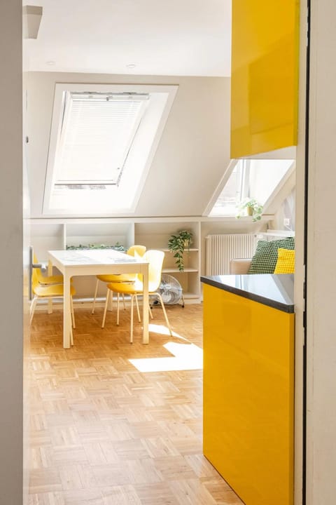 Kitchen or kitchenette, Living room, Seating area, Dining area