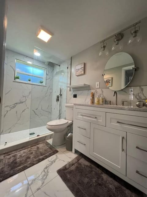 Peaceful getaway and Explore Tampa House in Citrus Park