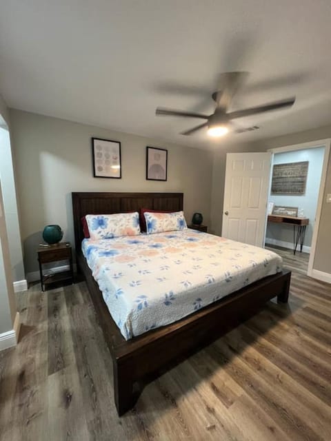 Peaceful getaway and Explore Tampa House in Citrus Park