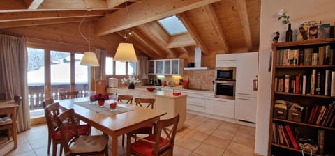 Kitchen or kitchenette, Dining area, minibar, pet friendly, stove