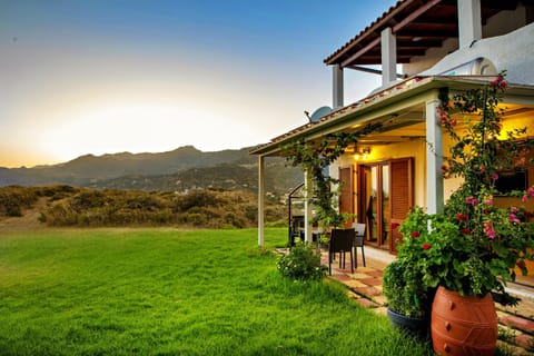 Property building, Day, Natural landscape, Garden, Garden, Garden view