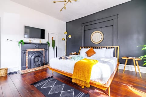 Bed, TV and multimedia, Kitchen or kitchenette, Living room, Photo of the whole room, Seating area, Bedroom