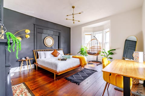 Bed, Living room, Photo of the whole room, Seating area, Bedroom