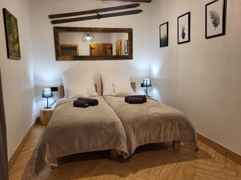 Bed, Bedroom, towels