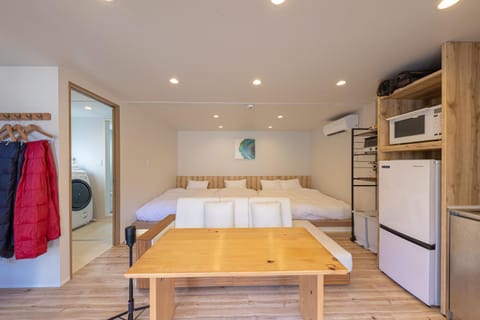 Bed, Dining area