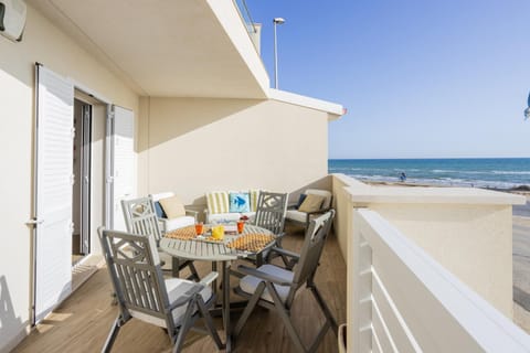 Natural landscape, View (from property/room), Balcony/Terrace, Dining area, Beach, Sea view