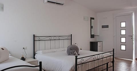 Bedroom, Facility for disabled guests