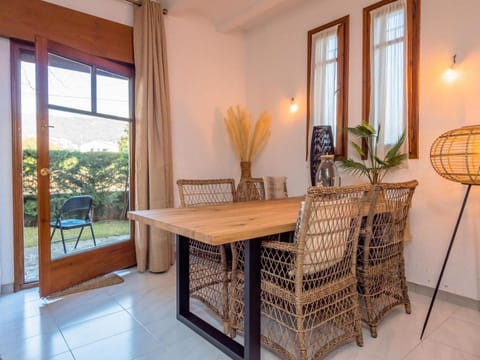 Garden, Living room, Decorative detail, Seating area, Dining area