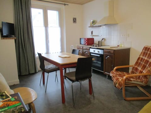 TV and multimedia, Living room, Seating area, Dining area, oven, stove, toaster, kitchen