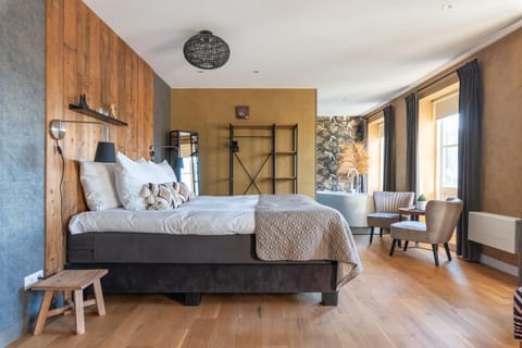 Bed, Living room, Photo of the whole room, Seating area, Bedroom, towels