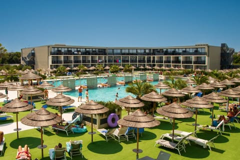 Property building, Summer, Pool view, Swimming pool, sunbed