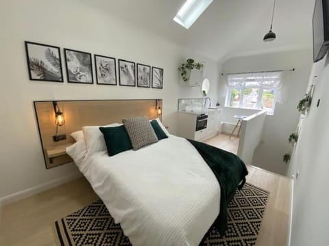 Bed, Seating area, Bedroom