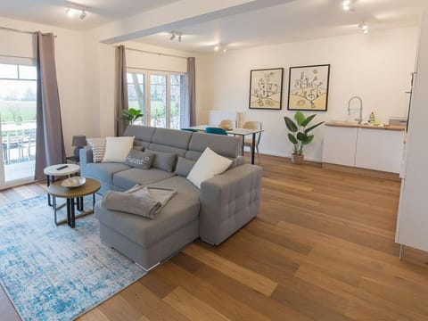 Photo of the whole room, Seating area