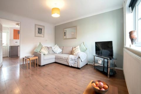 Stylish 2 BR Parking 7 mins Oxford 14 Bicester House in West Oxfordshire District