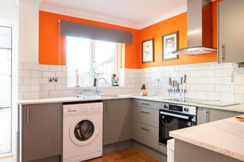 Stylish 2 BR Parking 7 mins Oxford 14 Bicester House in West Oxfordshire District