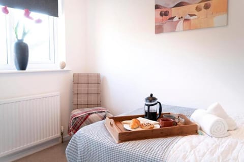Stylish 2 BR Parking 7 mins Oxford 14 Bicester House in West Oxfordshire District