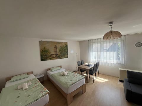 Bed, Living room, Bedroom, towels