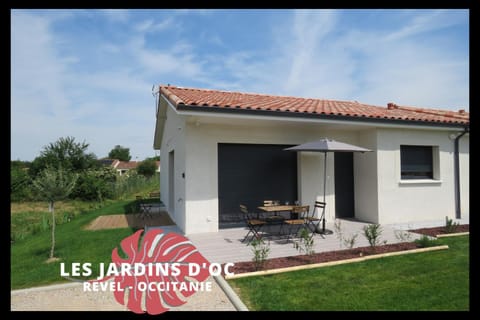 Property building, Patio, Garden, Balcony/Terrace, Garden view, Parking