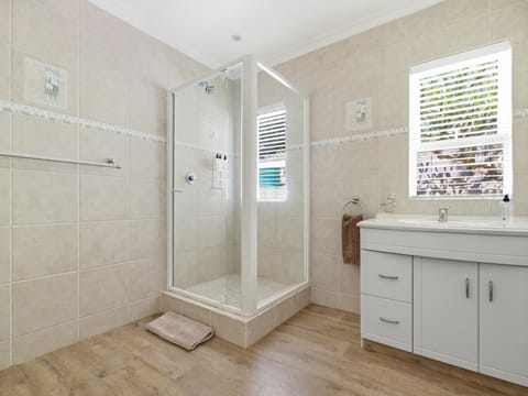 Shower, Bathroom, towels