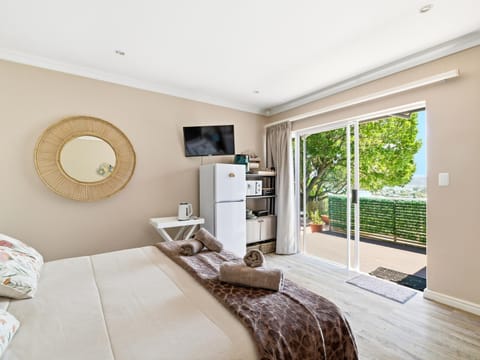 Bed, TV and multimedia, View (from property/room), Balcony/Terrace, Photo of the whole room, Bedroom