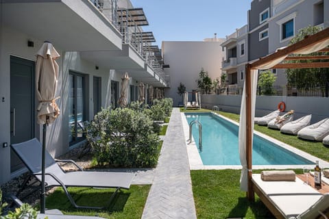 Property building, Day, Swimming pool, sunbed