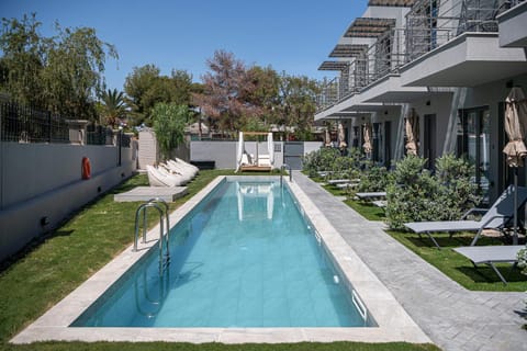 Property building, Patio, Day, Swimming pool, sunbed