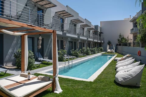 Property building, Day, Swimming pool, sunbed