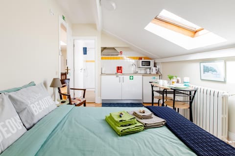 Kitchen or kitchenette, Seating area, Dining area, Bedroom