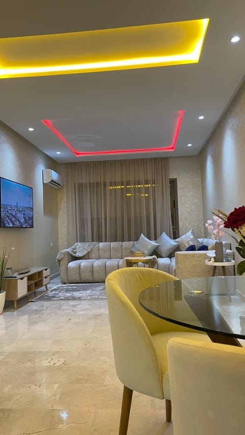 Bed, TV and multimedia, Living room, Photo of the whole room, Seating area, Bedroom