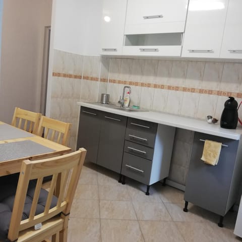 Kitchen or kitchenette, Dining area, minibar