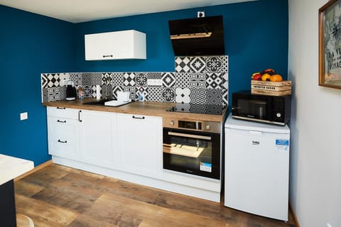 Kitchen or kitchenette, dishwasher, oven