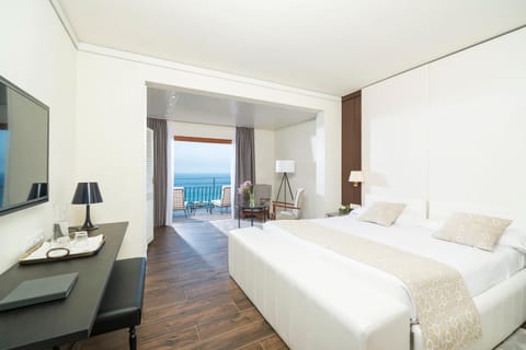 Bed, Balcony/Terrace, Photo of the whole room, Seating area, Bedroom, Sea view