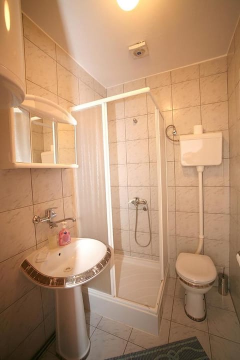 Shower, Toilet, Bathroom, Bath, towels