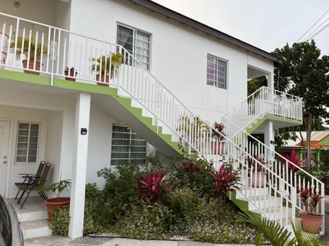 Property building, Garden, Garden, Balcony/Terrace