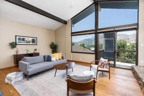 View (from property/room), Living room, Mountain view