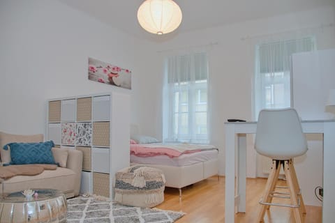 Bed, TV and multimedia, Living room, Photo of the whole room, Seating area, Bedroom, internet