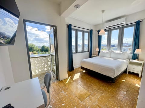 Bed, View (from property/room), Balcony/Terrace, Photo of the whole room, Bedroom, City view